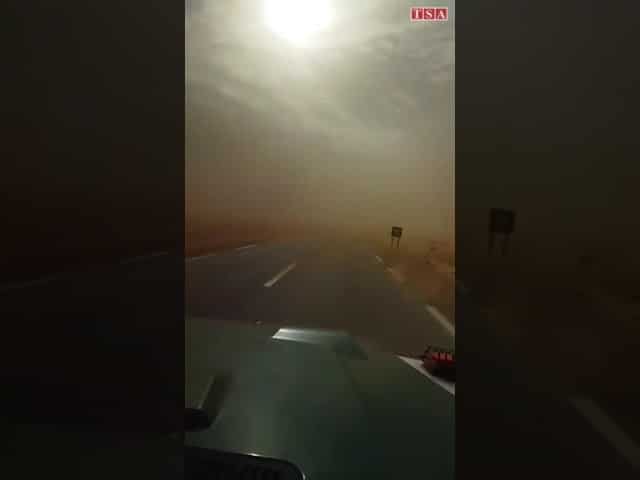 VIDEO. Une voiture dans une tempête de sable sur la RN1
