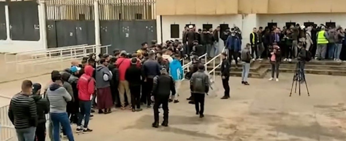 Algérie-Cameroun : un monde fou à Tchaker pour les billets