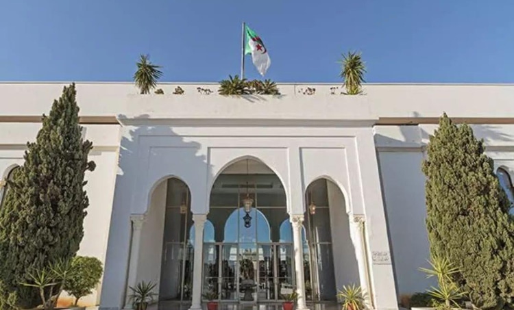Usage exclusif de l’arabe : la ministre de la Culture passe à l’acte