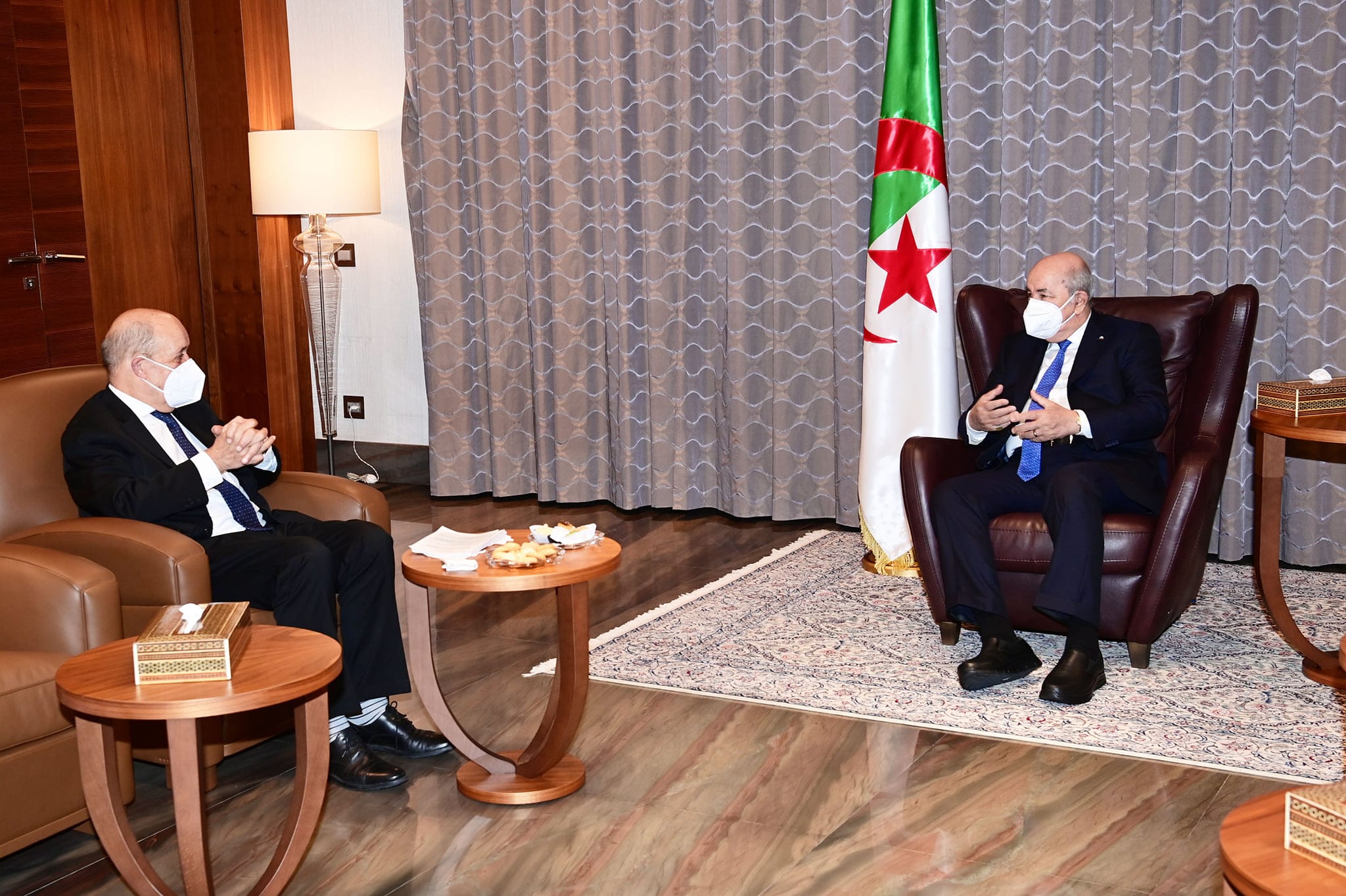 À Alger, Le Drian a évoqué des « dossiers sensibles » avec Tebboune
