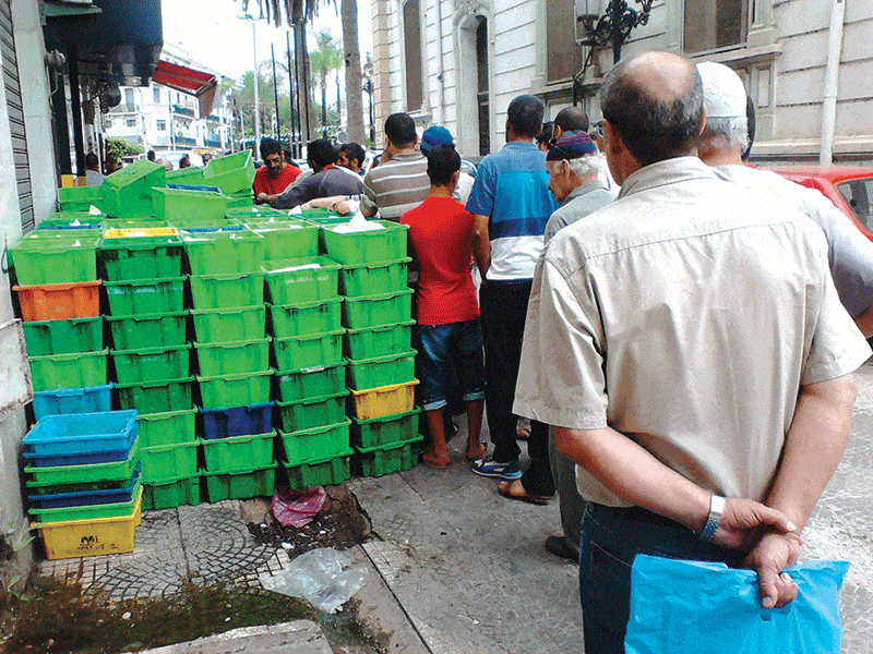 Les Algériens entament le Ramadan au rythme des files d&rsquo;attente – Vidéos