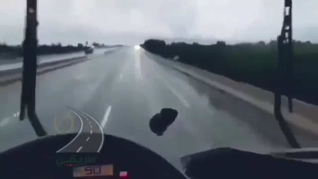 VIDÉO- Il roule en sens inverse sur l’autoroute est-ouest