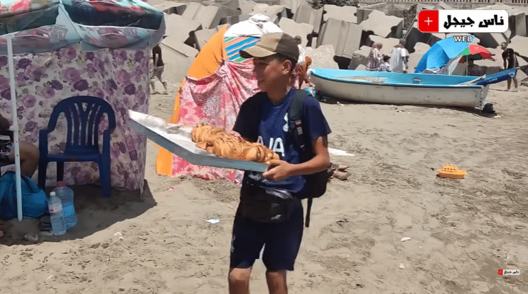 L’histoire émouvante d’un enfant vendeur de beignets sur une plage