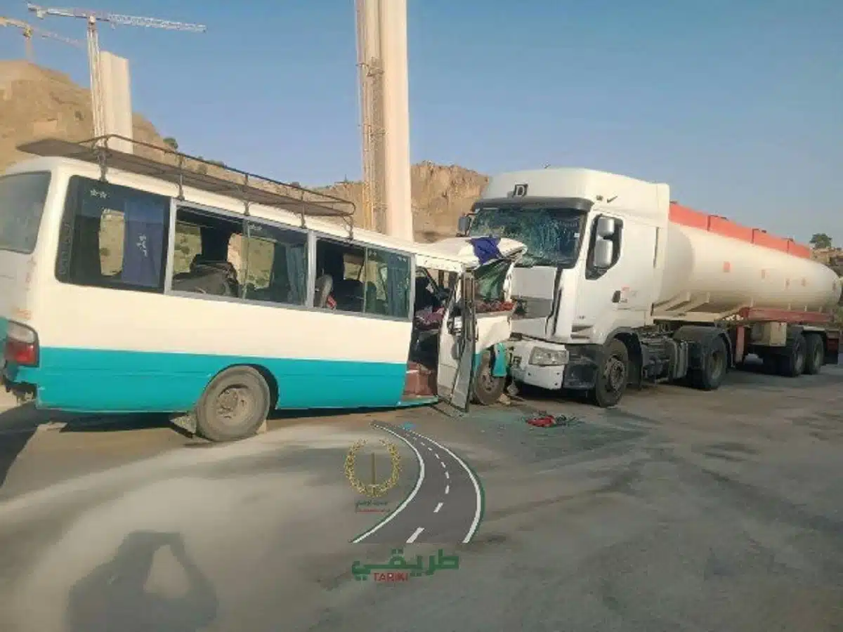 PHOTOS. Collision entre un camion et un bus à Tlemcen : 26 blessés