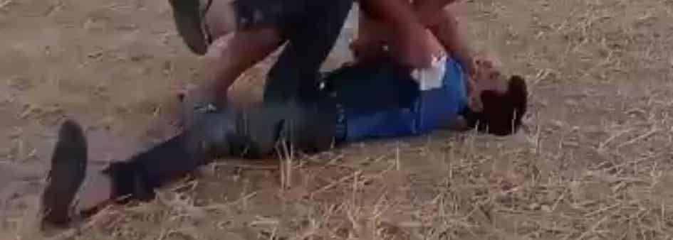 Un enfant violenté par un homme au milieu d’un champ agricole