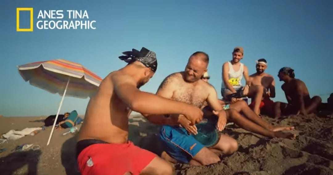 Une vidéo d’Anes Tina sur les « kahwi » crée la polémique en Algérie
