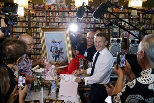 Emmanuel Macron visite Disco Maghreb à Oran : « Il a un bon cœur »