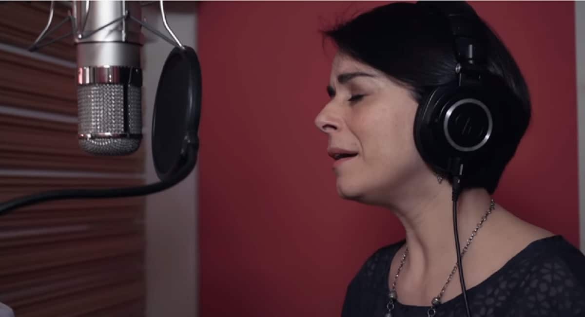 Amel Brahim-Djelloul chante en kabyle – Vidéo