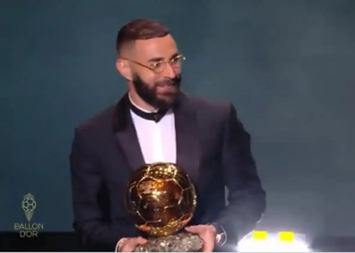 Ballon d’Or 2022 : Benzema reçoit le trophée des mains de Zidane