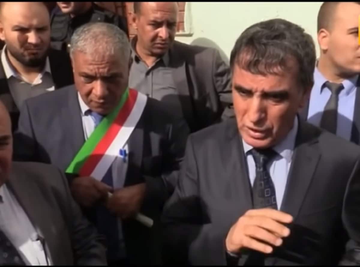 Un wali sermonne le directeur d’une école et provoque la polémique