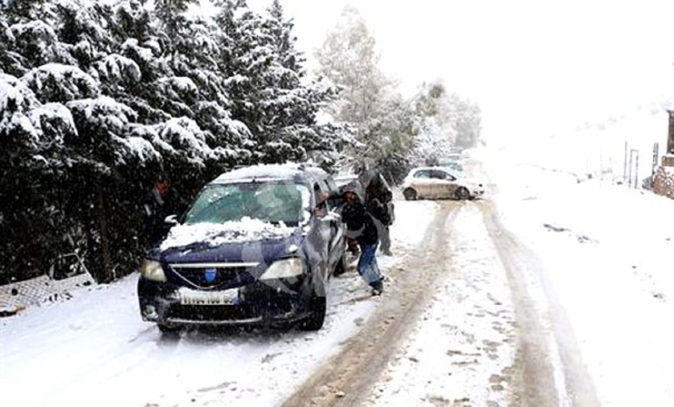 Chutes de neige en Algérie : plusieurs routes fermées – Vidéos