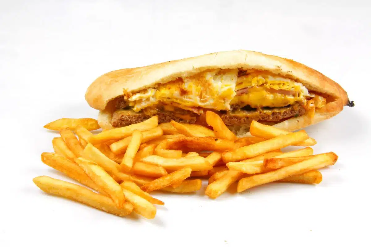 Combien doit coûter un sandwich frites omelette en Algérie ?