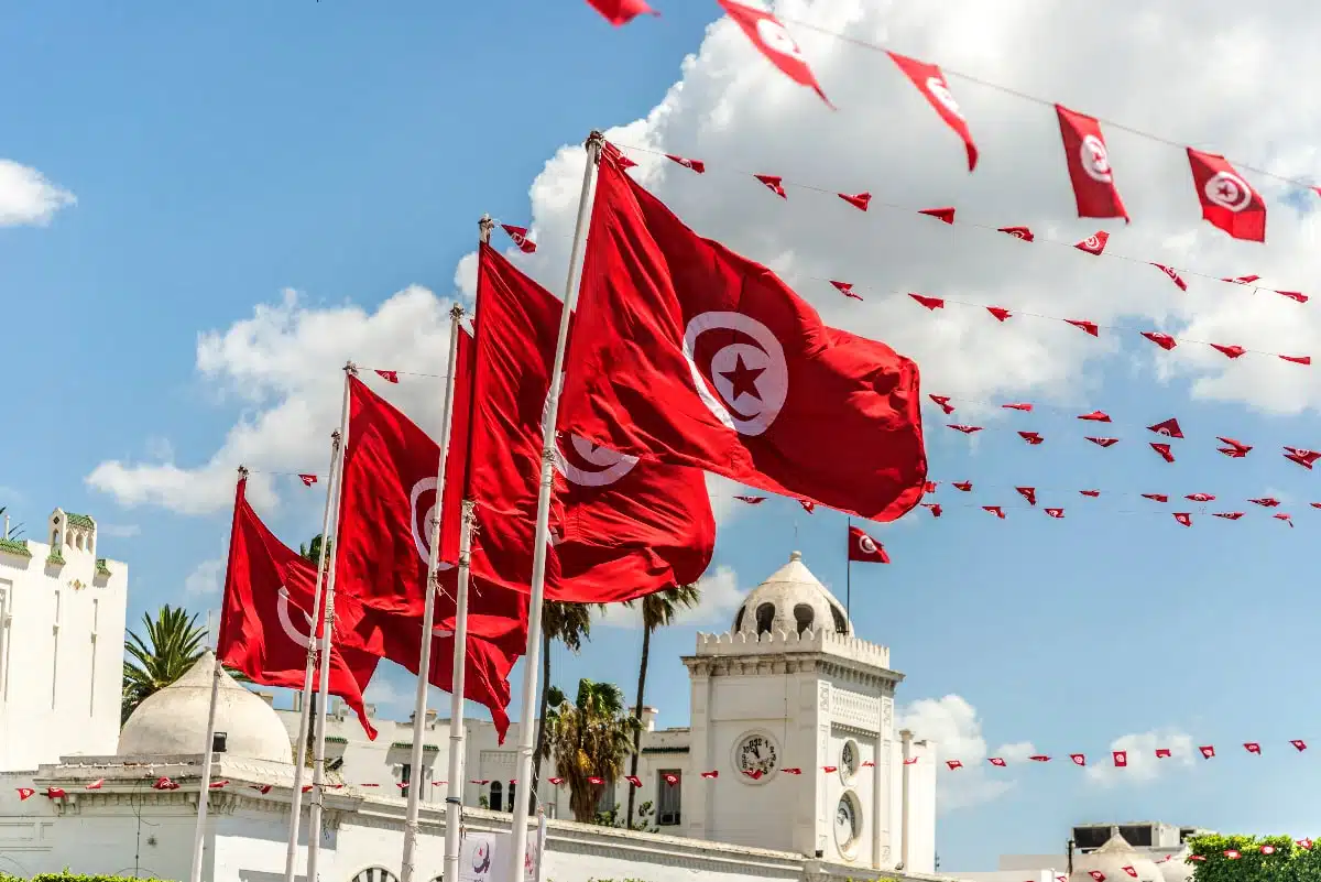 L’Algérie soutient la Tunisie qui risque « l’effondrement »