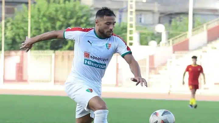 Le geste indigne de Youcef Belaili face à l’arbitre (Vidéo)