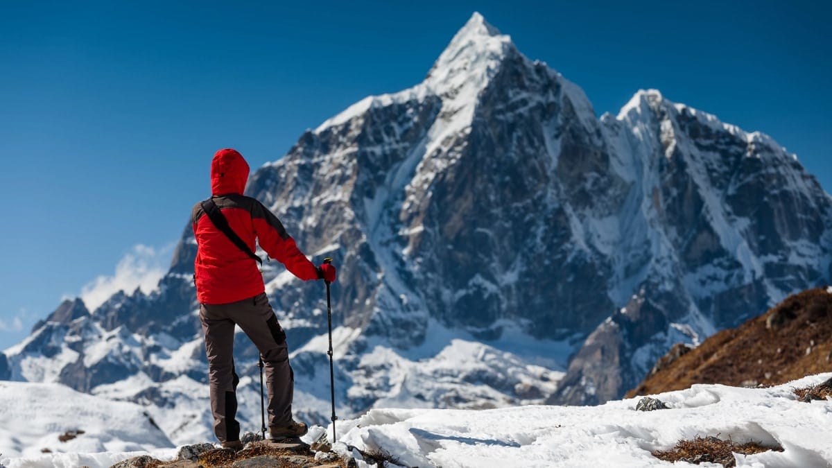 Nassim Hachaichi, l’alpiniste qui veut planter le drapeau algérien sur le mont Everest
