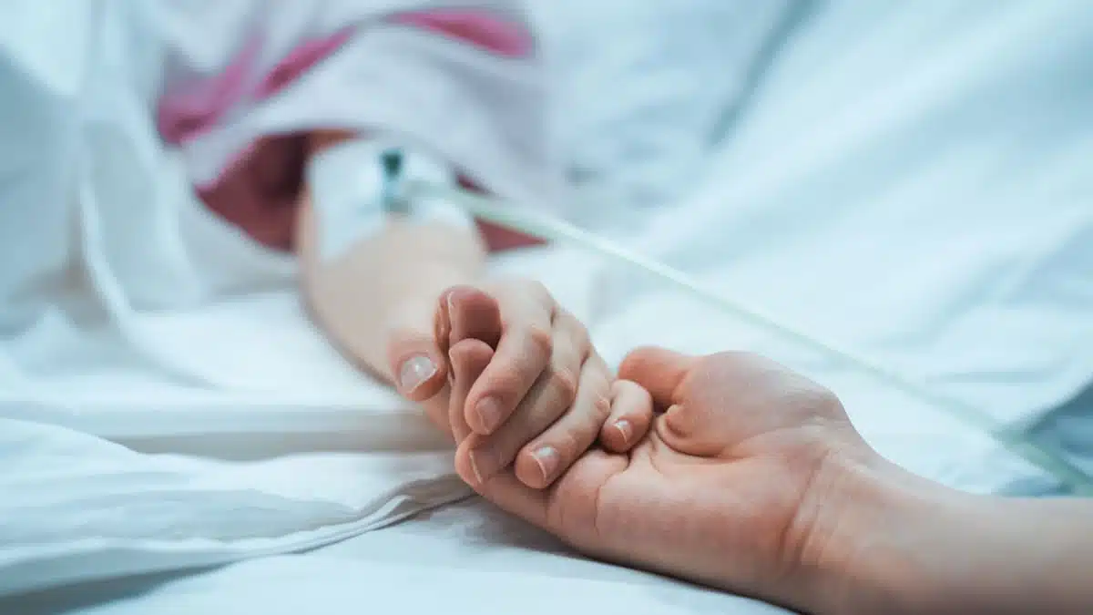 Le calvaire d&rsquo;un enfant malade et de son père bouleverse les Algériens