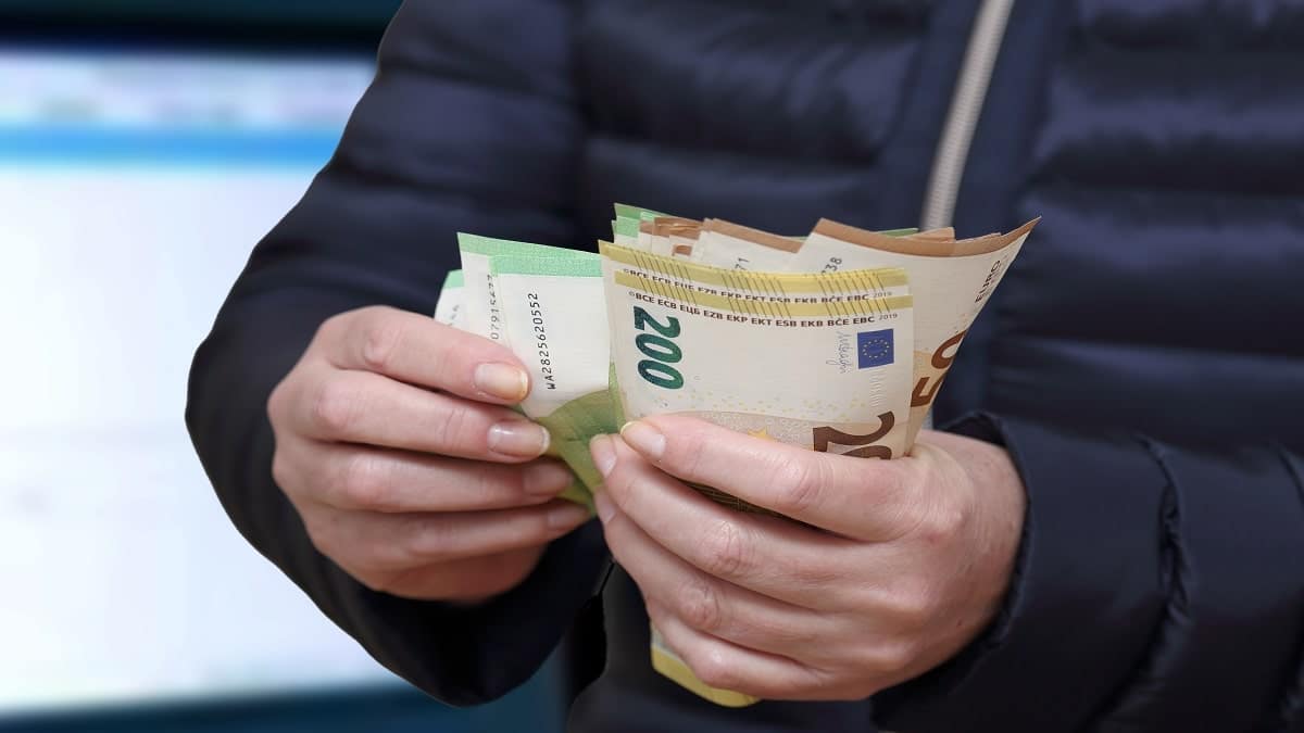 Dinar algérien : les raisons de la hausse du dollar et de l’euro sur le marché noir