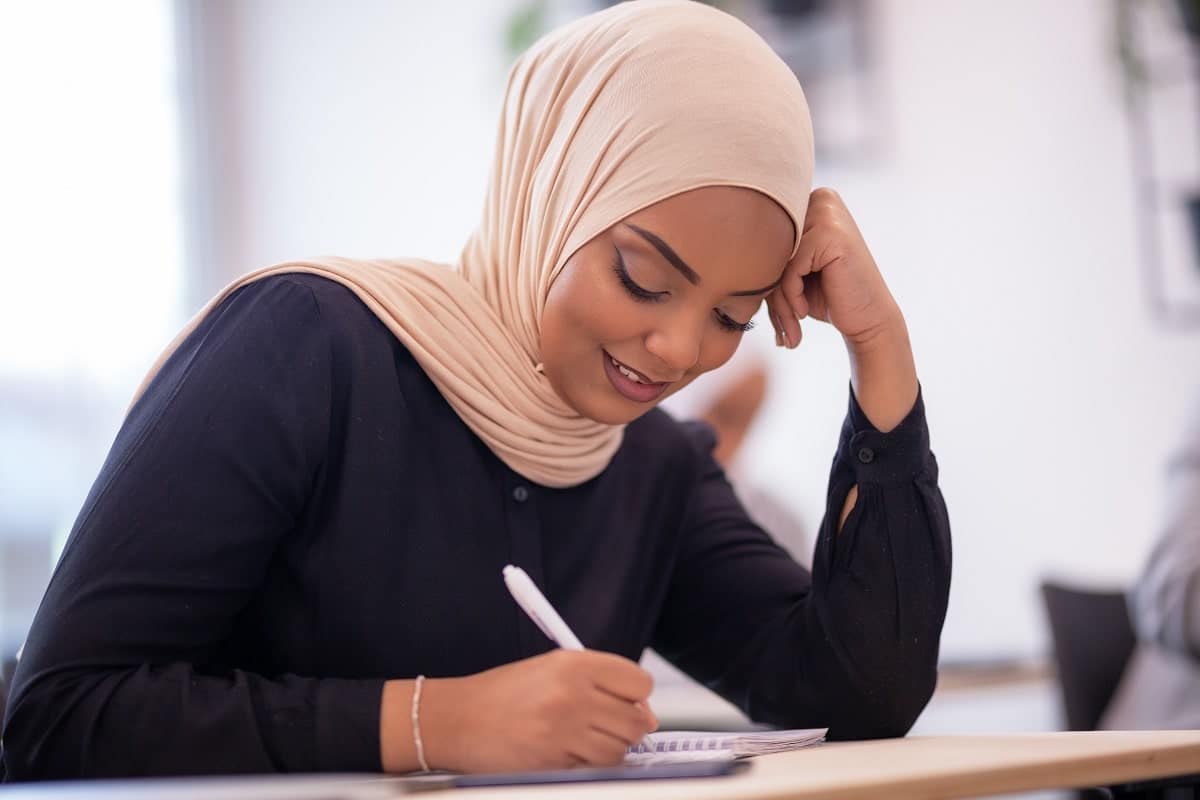 France : le port de l’abaya à l’école ciblé de toute part