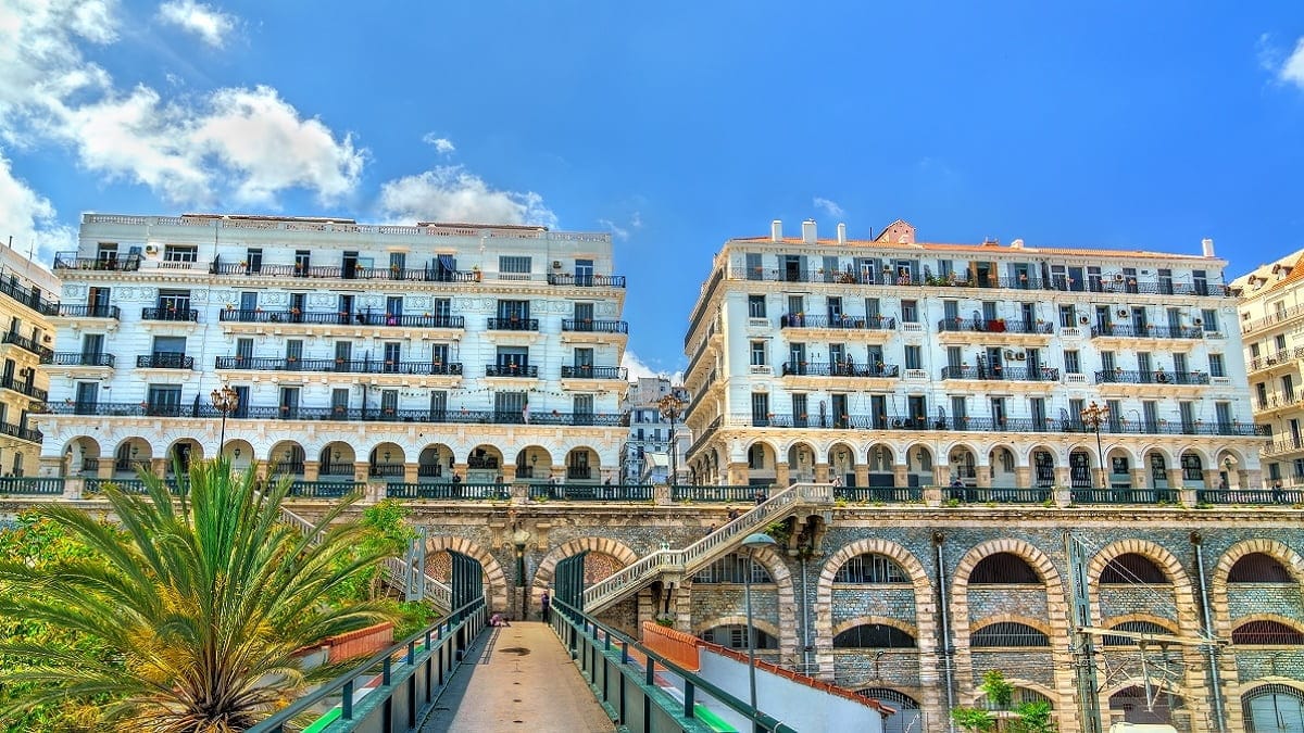 Une Franco-algérienne fait découvrir l’Algérie à son fils, la fachosphère se déchaîne