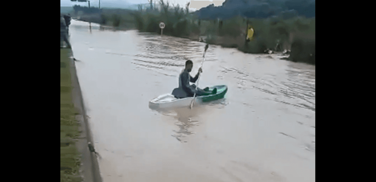 Il se déplace en pirogue sur une autoroute inondée à Boumerdès (Vidéo)