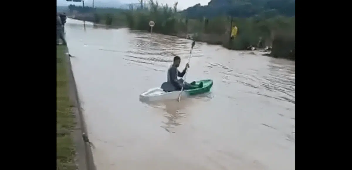 Il se déplace en pirogue sur une autoroute inondée à Boumerdès (Vidéo)