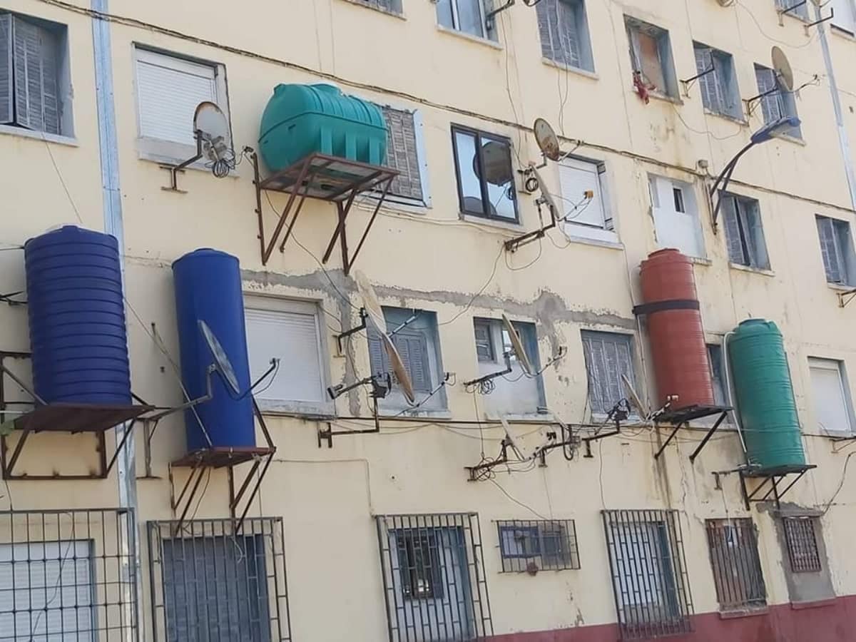 Façades des immeubles en Algérie : après les paraboles, les citernes