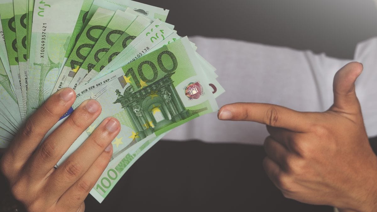 Marché noir de la devise en Algérie : un député dénonce le « square »