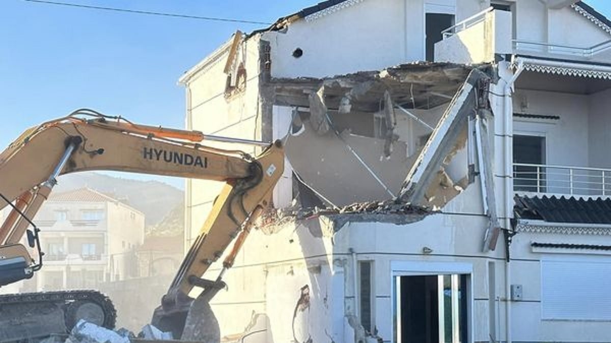 L’image impressionnante d’un engin « dévorant » une villa sur une plage (Vidéo)