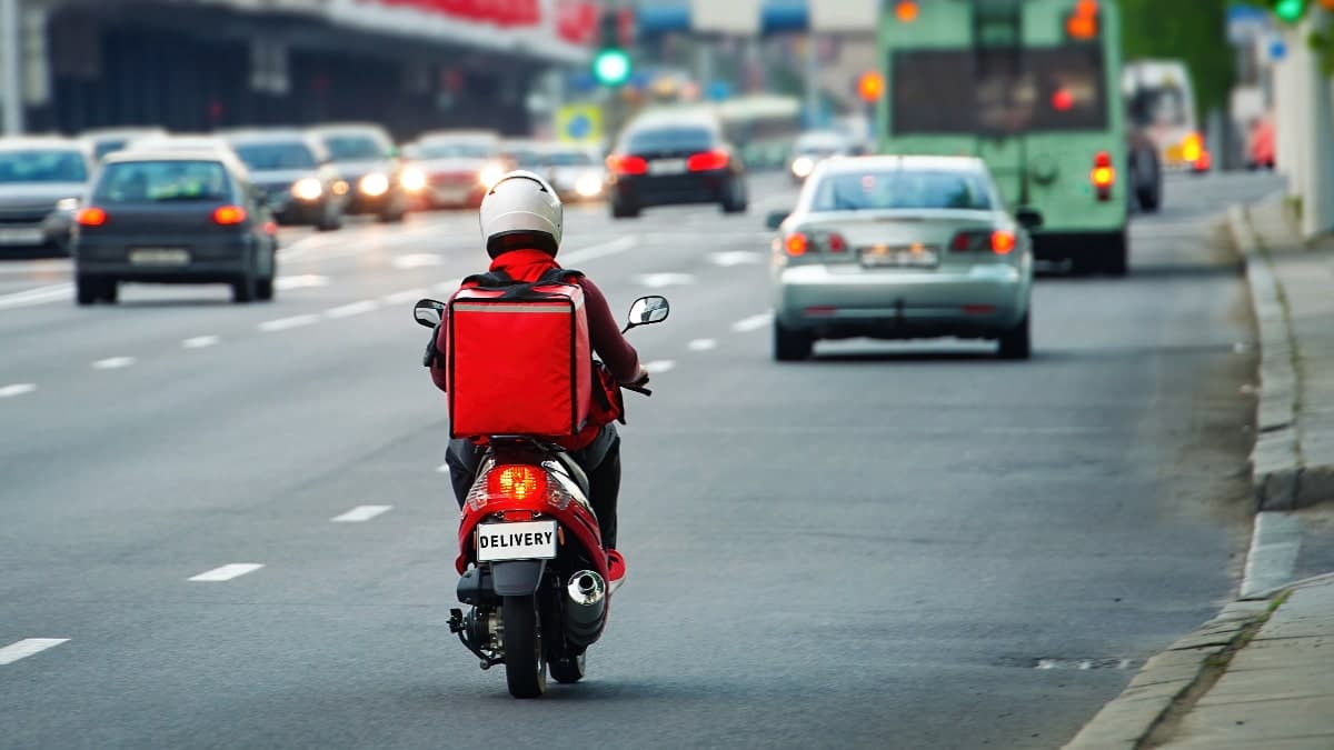 Une jeune femme raconte son expérience de livreuse en scooter en Algérie