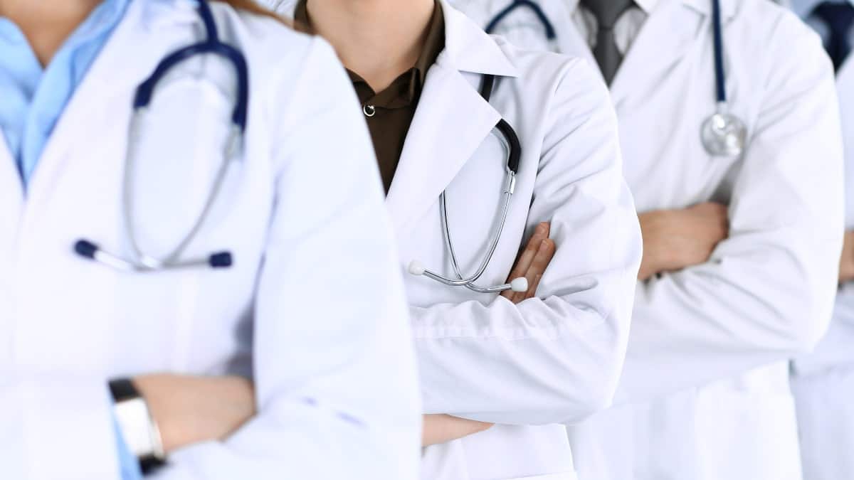 Départs des médecins algériens : un député propose la méthode indienne
