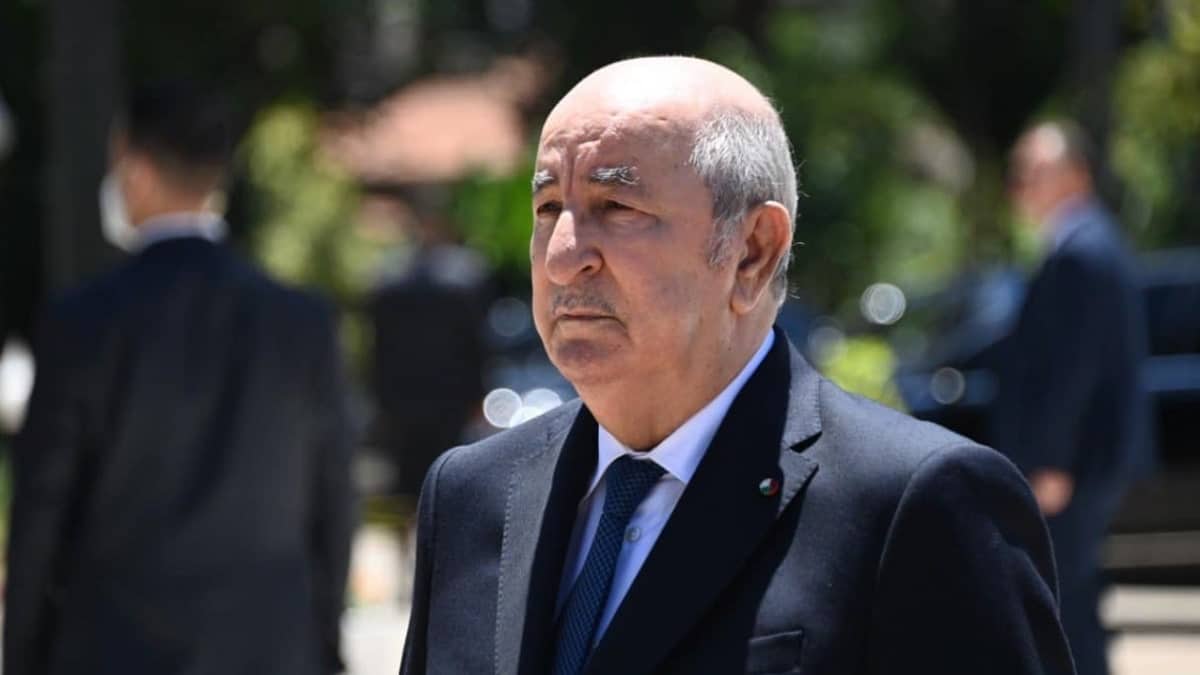 Un jeune se prosterne devant un poster de Tebboune, la direction de campagne réagit