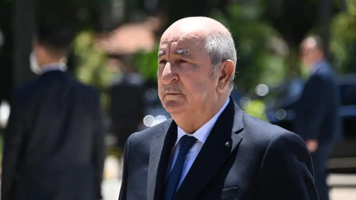 Un jeune se prosterne devant un poster de Tebboune, la direction de campagne réagit