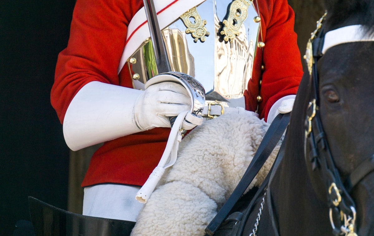 L’attitude d’un cheval de l’armée britannique avec une Algérienne fait un carton