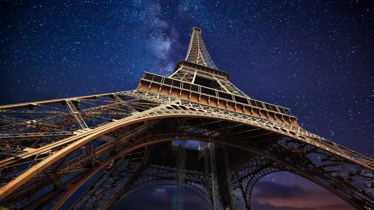 Un Algérien offre à son épouse une étoile dans le ciel de Paris