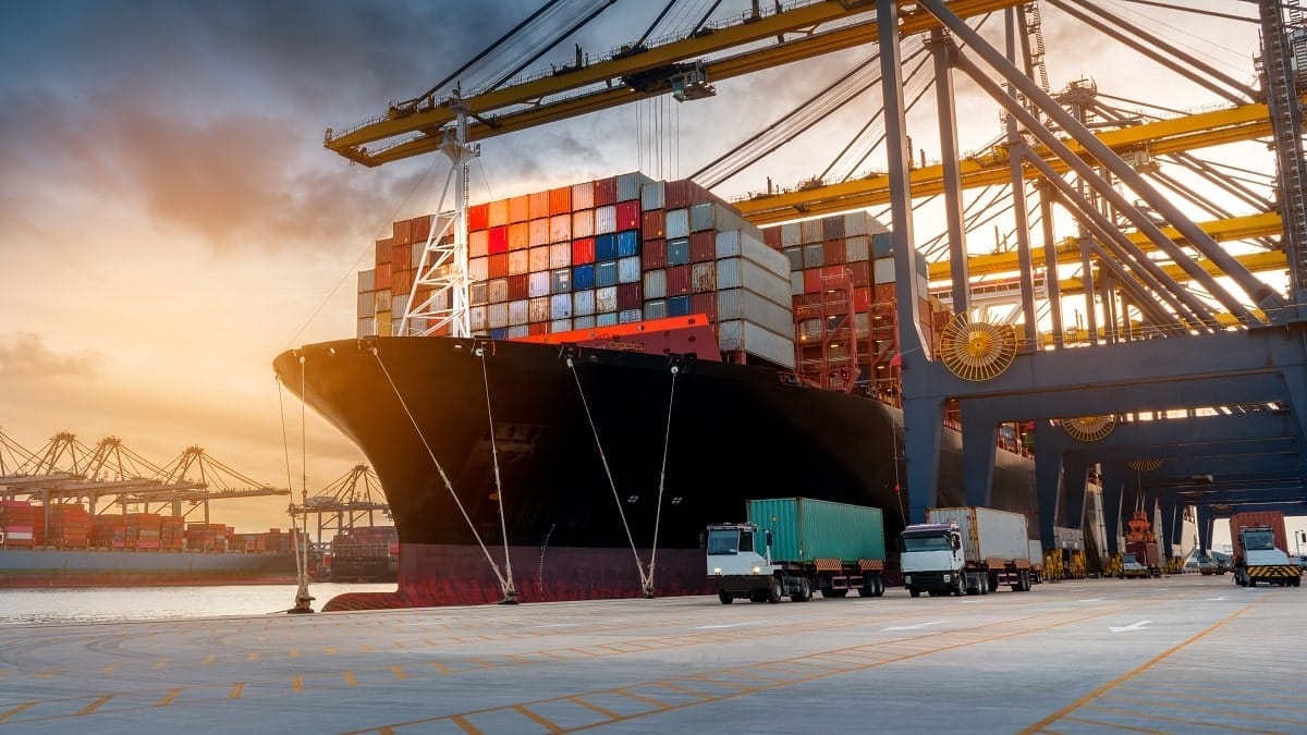 Algérie : son méga-port du centre entre parenthèses