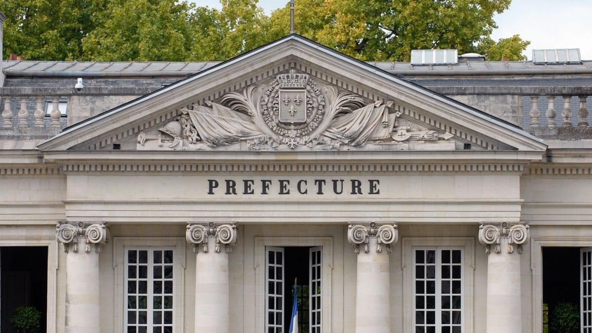 Marié à une Française, sa demande de titre de séjour est rejetée à cause de son passé