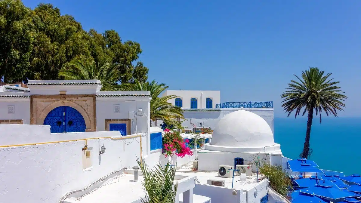 Voyage en Tunisie : cette magnifique ville colorée est surnommée « la jumelle de Santorin »