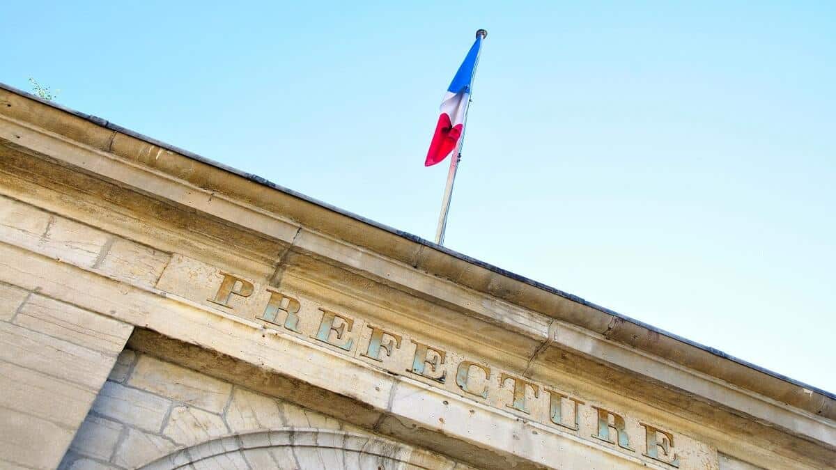 Travailler sans titre de séjour : l’étau se resserre sur les sans-papiers en France