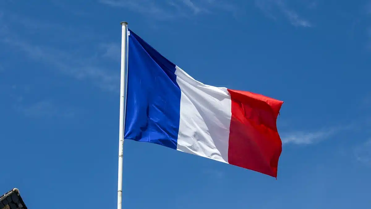 VIDEO. Insolite : un uniforme algérien en vente sur un marché en France