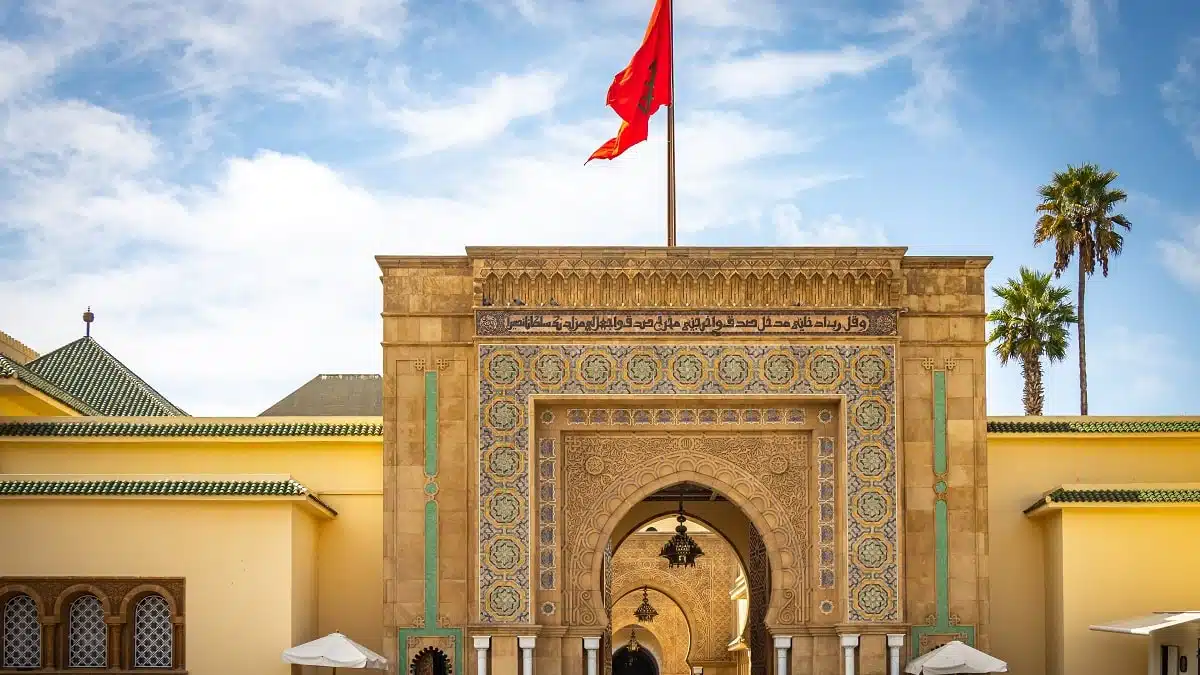 Il accueille Macron avec une canne : Mohammed VI choque le Maroc