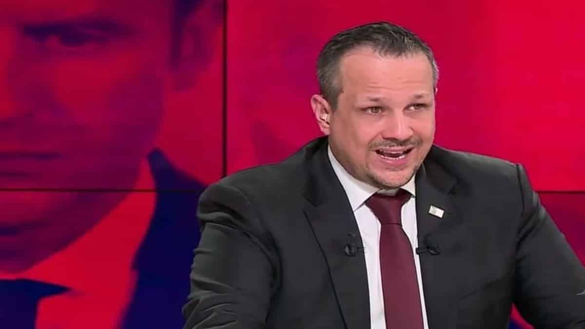 L’Algérien Mehdi Ghezzar écarté par RMC après ses propos sur Azoulay et le Maroc