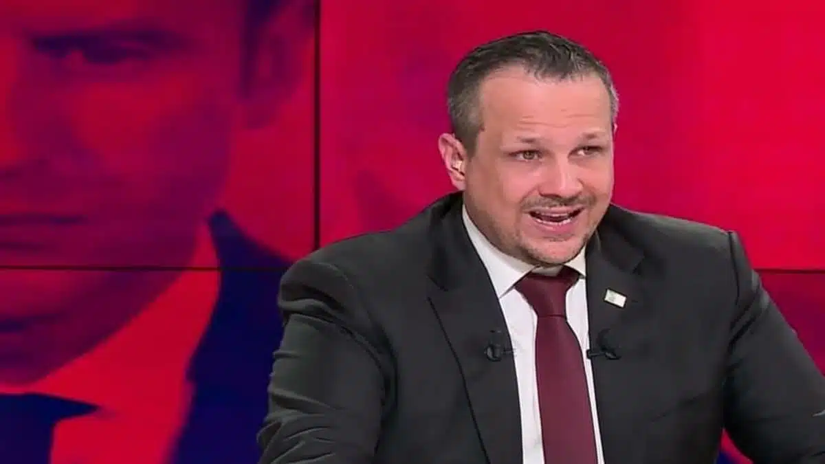 L&rsquo;Algérien Mehdi Ghezzar écarté par RMC après ses propos sur Azoulay et le Maroc