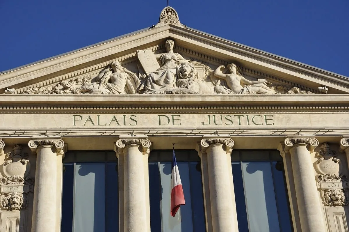 France : une influenceuse algérienne en garde à vue, un influenceur expulsé