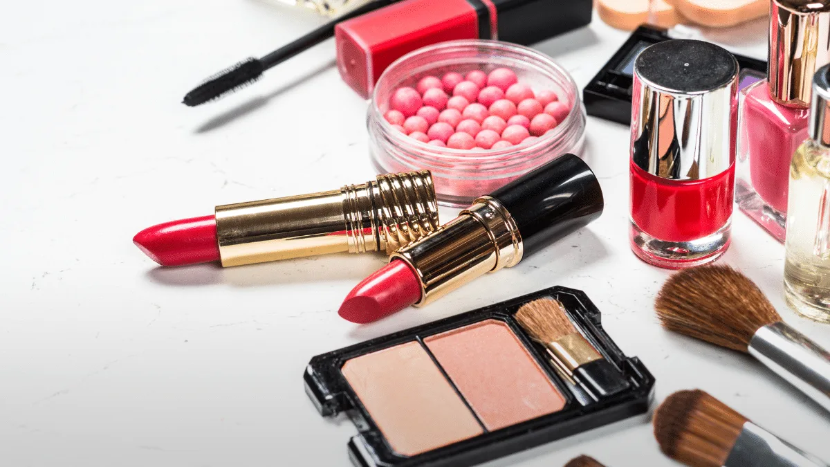 France : à seulement 18 ans, cette Franco-Algérienne lance sa marque de cosmétiques