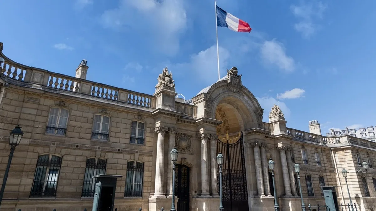 Une Franco-Algérienne voilée primée par Macron à l’Élysée