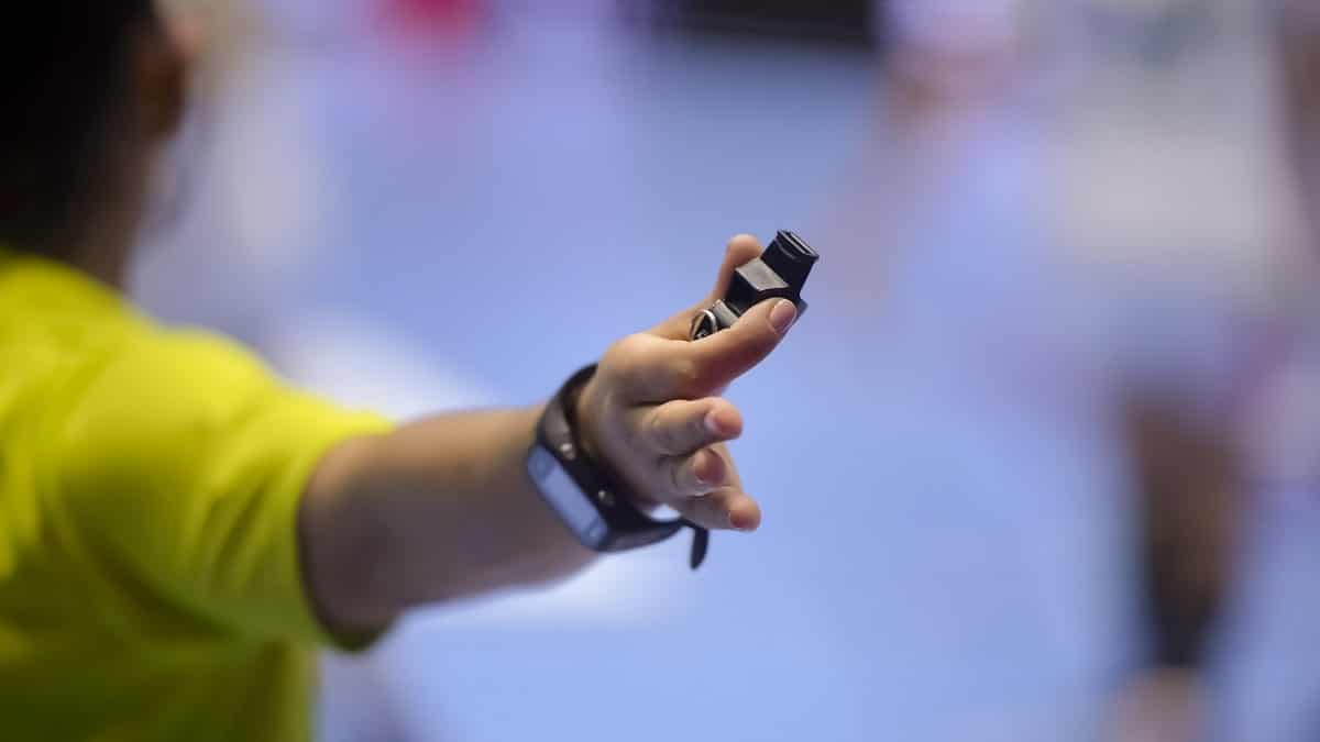 Un arbitre valide un but puis l’annule : scène étrange dans un stade algérien