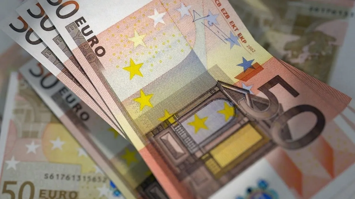 Change : l’euro tombe à 260 dinars algériens