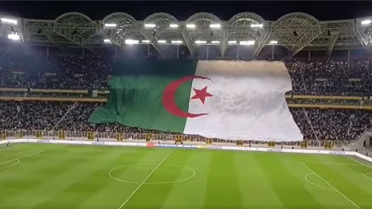 Algérie-Mozambique : l’énorme drapeau déployé au stade de Tizi-Ouzou (Vidéo)