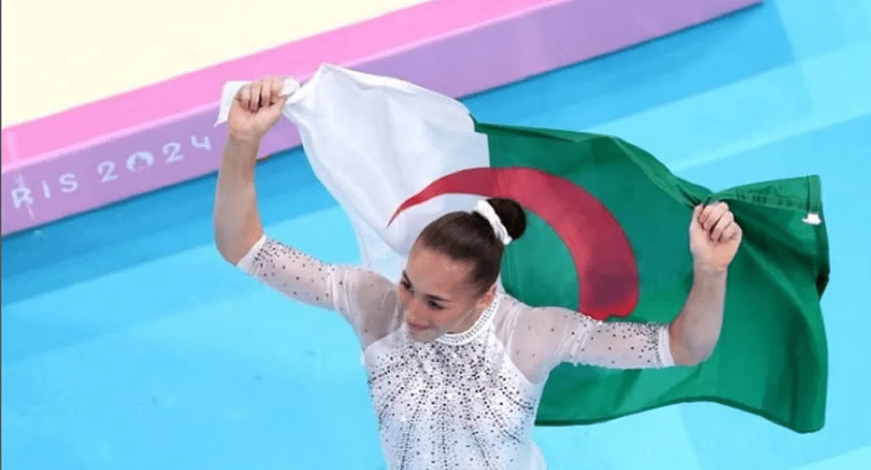 Kaylia Nemour monte à nouveau sur le podium avec le drapeau algérien