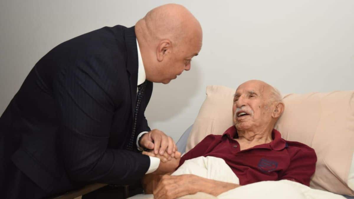 Le ministre des Moudjahidine au chevet du Commandant Azzedine